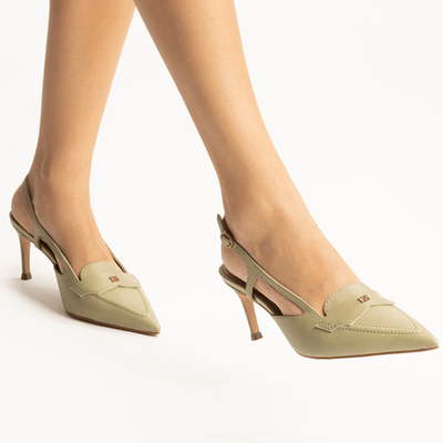 Scarpin Couro Verde Bico Fino Recortes Monograma