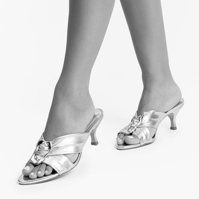 Mule Metal Orgânico Tiras Cruzadas Napa Metalizado Prata Salto Fino