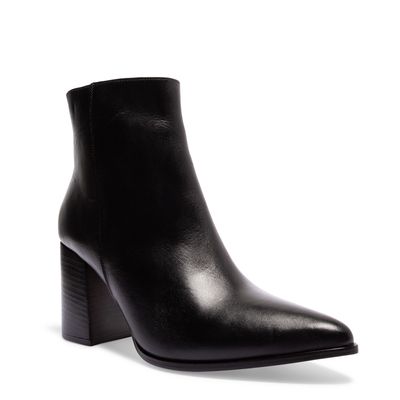 Bota cano baixo bico fino soft preto