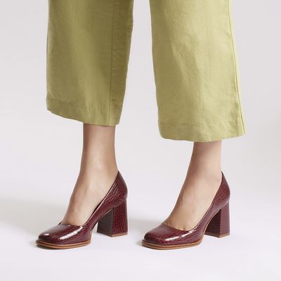 Scarpin médio bico redondo croco bordô
