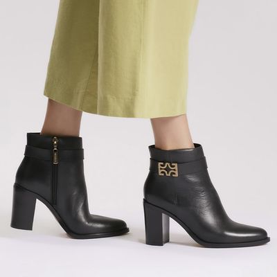 Bota cano baixo couro preto monograma