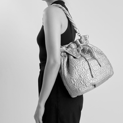 Bolsa Bucket Matelassê Nylon Prata Duas Alças