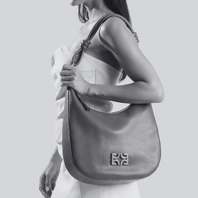 Bolsa Hobo Média Couro Floater Alça Nó Caramelo