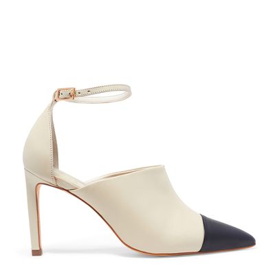 Scarpin bico fino couro off white