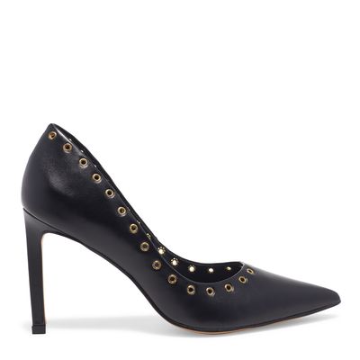 Scarpin bico fino couro preto ilhós