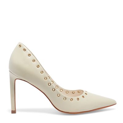 Scarpin bico fino couro off white ilhós