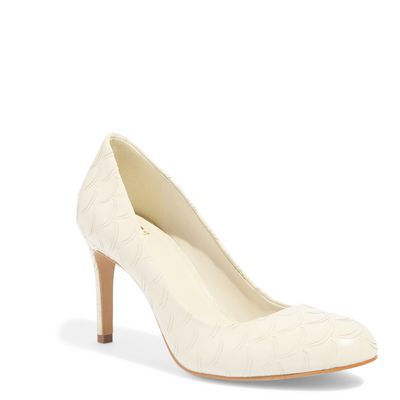 Scarpin Bico Redondo Escama Off White Salto Alto Fino