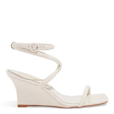 Sandália anabela tiras verniz off white
