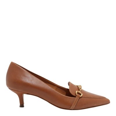 Scarpin Bico Fino Couro Caramelo Salto Baixo Bridão