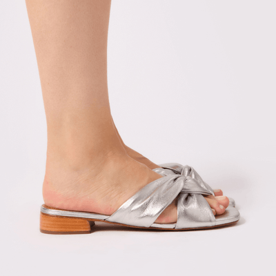 Sandália Mule Salto Baixo Puff Couro Metalizado Prata