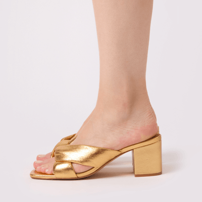 Sandália Mule Puff Couro Metalizado Dourado Salto Grosso