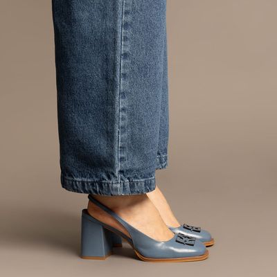 Scarpin Slingback Couro Azul Bico Quadrado Monograma