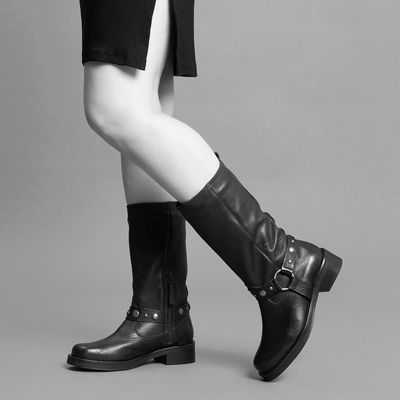 Bota Couro Plume Preto Cano Médio Tachas