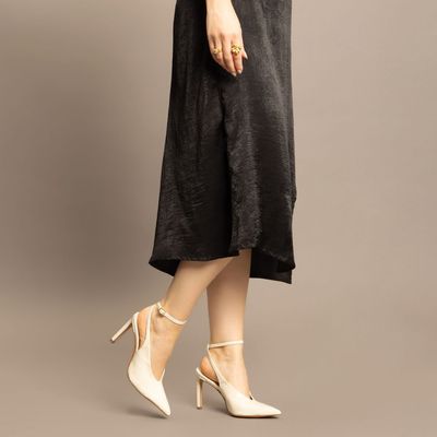 Scarpin Bico Fino Verniz Off White Salto Alto