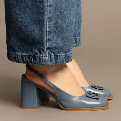 Scarpin Slingback Couro Azul Bico Quadrado Monograma
